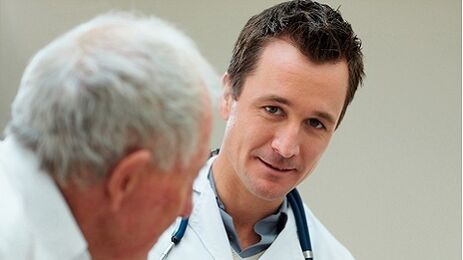 médico prescreve medicamentos para prostatite
